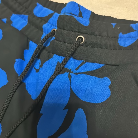 COPY - 🎯nwt future collective black & Blue floral jogger sweatpants - Picture 3 of 6